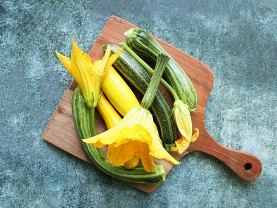 Frische Zucchini und Kürbisse mit Blüten auf einem Schneidebrett Fresh Zucchini and Squash With Blossoms on Cutting Board (License=RF) Copyright: xZoonar.com VirginijaxVaidakavicienex 25414586