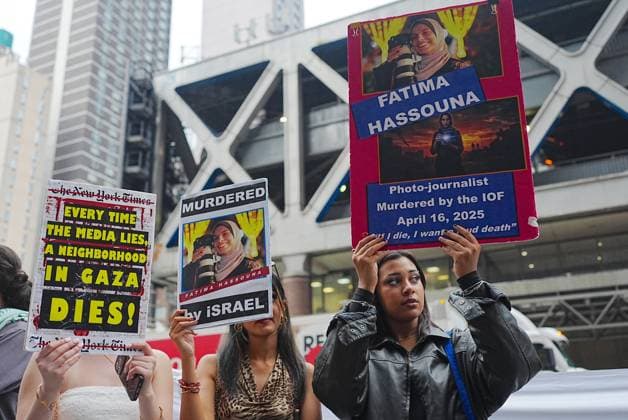 Rally for Anas Al-Sharif and the journalists of Gaza in New York NEW YORK, UNITED STATES - AUGUST 10: Protesters holding banners and Palestinian flags march to Times Square after picketing The New York Times to demand justice for Palestinian journalist Anas Al-Sharif and all journalists killed in Gaza by Israel, on August 10, 2026, in New York City, United States. Selcuk Acar Anadolu New York United States. Editorial use only. Please get in touch for any other usage.  Copyright: x2026xAnadoluxSelcukxAcarx