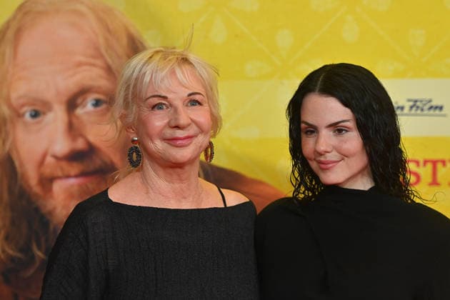 v.li:Rita FALK (Autorin) Ruby O. FEE (Schauspielerin). Weltpremiere STECKERLFISCHFIASKO am 10.08.20226 im Mathaeser Kino in Muenchen. Roter Teppich,Red Carpet.
