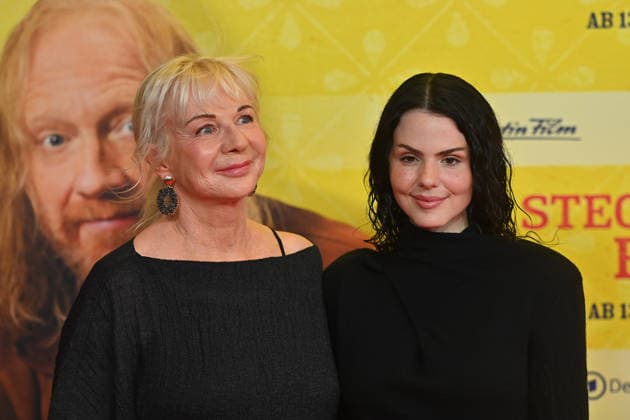 v.li:Rita FALK (Autorin) Ruby O. FEE (Schauspielerin). Weltpremiere STECKERLFISCHFIASKO am 10.08.20226 im Mathaeser Kino in Muenchen. Roter Teppich,Red Carpet.