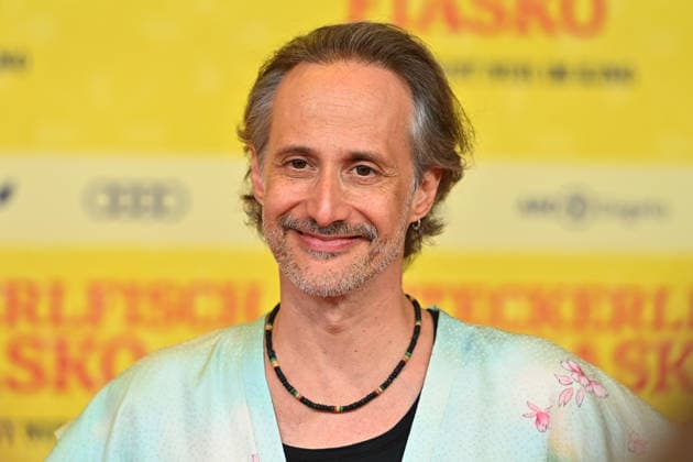 Michael OSTROWSKI (Schauspieler), Einzelbild,angeschnittenes Einzelmotiv,Portraet,Portrait,Porträt. Weltpremiere STECKERLFISCHFIASKO am 10.08.20226 im Mathaeser Kino in Muenchen. Roter Teppich,Red Carpet.