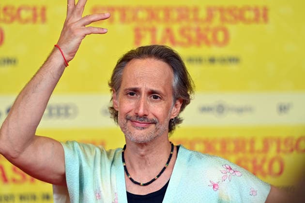 Michael OSTROWSKI (Schauspieler), Einzelbild,angeschnittenes Einzelmotiv,Portraet,Portrait,Porträt. Weltpremiere STECKERLFISCHFIASKO am 10.08.20226 im Mathaeser Kino in Muenchen. Roter Teppich,Red Carpet.