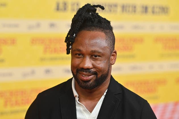 Castro Dokyi AFFUM (Schauspieler), Einzelbild,angeschnittenes Einzelmotiv,Portraet,Portrait,Porträt. Weltpremiere STECKERLFISCHFIASKO am 10.08.20226 im Mathaeser Kino in Muenchen. Roter Teppich,Red Carpet.