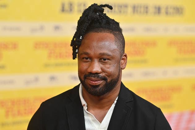 Castro Dokyi AFFUM (Schauspieler), Einzelbild,angeschnittenes Einzelmotiv,Portraet,Portrait,Porträt. Weltpremiere STECKERLFISCHFIASKO am 10.08.20226 im Mathaeser Kino in Muenchen. Roter Teppich,Red Carpet.