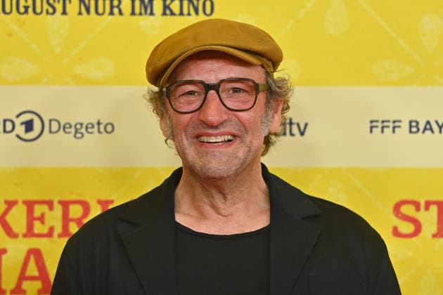 Max SCHMIDT (Schauspieler), Einzelbild,angeschnittenes Einzelmotiv,Portraet,Portrait,Porträt. Weltpremiere STECKERLFISCHFIASKO am 10.08.20226 im Mathaeser Kino in Muenchen. Roter Teppich,Red Carpet.
