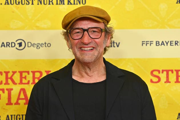 Max SCHMIDT (Schauspieler), Einzelbild,angeschnittenes Einzelmotiv,Portraet,Portrait,Porträt. Weltpremiere STECKERLFISCHFIASKO am 10.08.20226 im Mathaeser Kino in Muenchen. Roter Teppich,Red Carpet.