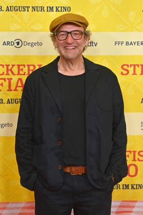 Max SCHMIDT (Schauspieler), Einzelbild,angeschnittenes Einzelmotiv,Halbfigur,halbe Figur. Weltpremiere STECKERLFISCHFIASKO am 10.08.20226 im Mathaeser Kino in Muenchen. Roter Teppich,Red Carpet.