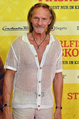 Eisi GULP (Schauspieler), Einzelbild,angeschnittenes Einzelmotiv,Halbfigur,halbe Figur, Weltpremiere STECKERLFISCHFIASKO am 10.08.20226 im Mathaeser Kino in Muenchen. Roter Teppich,Red Carpet.