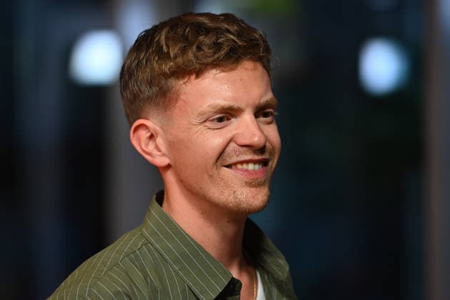 Ferdinand HOFER (Schauspieler), Einzelbild,angeschnittenes Einzelmotiv,Portraet,Portrait,Porträt. Weltpremiere STECKERLFISCHFIASKO am 10.08.20226 im Mathaeser Kino in Muenchen. Roter Teppich,Red Carpet.