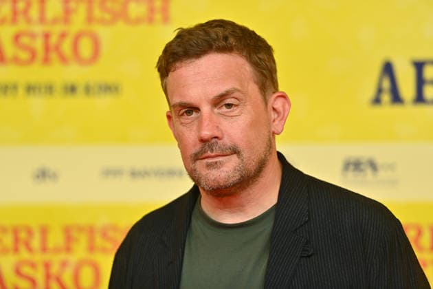 Sebastian BEZZEL (Schauspieler), Einzelbild,angeschnittenes Einzelmotiv,Portraet,Portrait,Porträt. Weltpremiere STECKERLFISCHFIASKO am 10.08.20226 im Mathaeser Kino in Muenchen. Roter Teppich,Red Carpet.