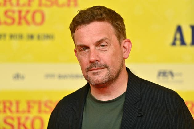 Sebastian BEZZEL (Schauspieler), Einzelbild,angeschnittenes Einzelmotiv,Portraet,Portrait,Porträt. Weltpremiere STECKERLFISCHFIASKO am 10.08.20226 im Mathaeser Kino in Muenchen. Roter Teppich,Red Carpet.