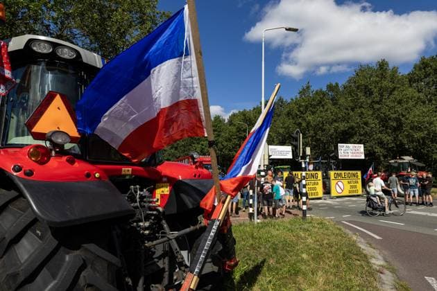 WIERDEN - Farmers are blocking the N35 between Wierden and Nijverdal during a protest against the cabinet s nitrogen measures. VINCENT JANNINK ANP netherlands out - belgium out  Copyright: xx x565259990x originalFilename: 565259990.jpg