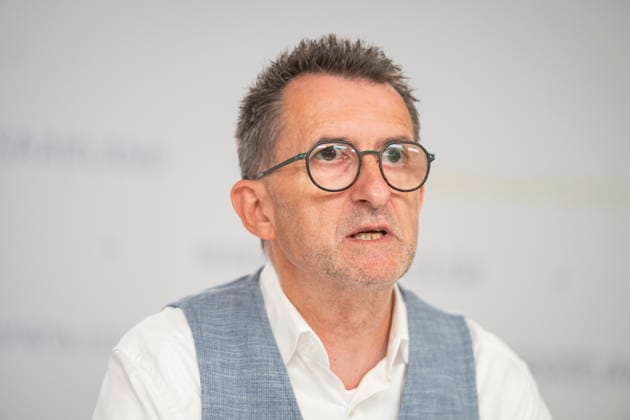Der Saarländische Innenminister Reinhold Jost (SPD) spricht vor der Landespressekonferenz in Saarbrücken über Neuerungen im Polizeigesetz. Demnach will das Land Handyblitzer legalisieren und den Kampf gegen Drohnen authorisieren.