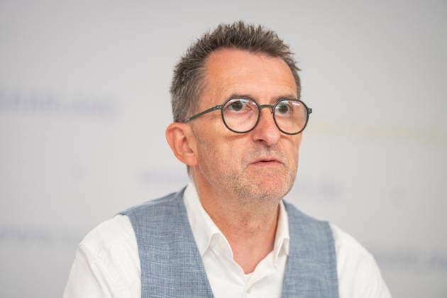 Der Saarländische Innenminister Reinhold Jost (SPD) spricht vor der Landespressekonferenz in Saarbrücken über Neuerungen im Polizeigesetz. Demnach will das Land Handyblitzer legalisieren und den Kampf gegen Drohnen authorisieren.
