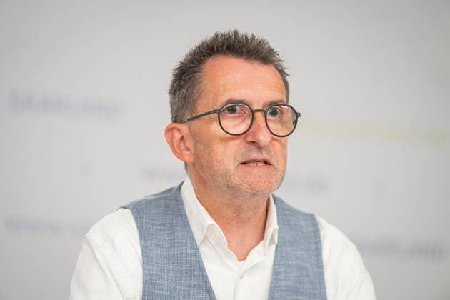 Der Saarländische Innenminister Reinhold Jost (SPD) spricht vor der Landespressekonferenz in Saarbrücken über Neuerungen im Polizeigesetz. Demnach will das Land Handyblitzer legalisieren und den Kampf gegen Drohnen authorisieren.