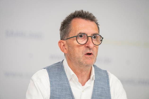 Der Saarländische Innenminister Reinhold Jost (SPD) spricht vor der Landespressekonferenz in Saarbrücken über Neuerungen im Polizeigesetz. Demnach will das Land Handyblitzer legalisieren und den Kampf gegen Drohnen authorisieren.