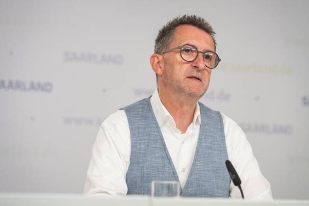 Der Saarländische Innenminister Reinhold Jost (SPD) spricht vor der Landespressekonferenz in Saarbrücken über Neuerungen im Polizeigesetz. Demnach will das Land Handyblitzer legalisieren und den Kampf gegen Drohnen authorisieren.