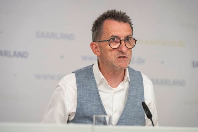 Der Saarländische Innenminister Reinhold Jost (SPD) spricht vor der Landespressekonferenz in Saarbrücken über Neuerungen im Polizeigesetz. Demnach will das Land Handyblitzer legalisieren und den Kampf gegen Drohnen authorisieren.