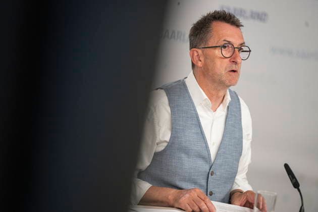 Der Saarländische Innenminister Reinhold Jost (SPD) spricht vor der Landespressekonferenz in Saarbrücken über Neuerungen im Polizeigesetz. Demnach will das Land Handyblitzer legalisieren und den Kampf gegen Drohnen authorisieren.