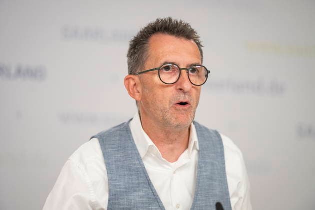 Der Saarländische Innenminister Reinhold Jost (SPD) spricht vor der Landespressekonferenz in Saarbrücken über Neuerungen im Polizeigesetz. Demnach will das Land Handyblitzer legalisieren und den Kampf gegen Drohnen authorisieren.