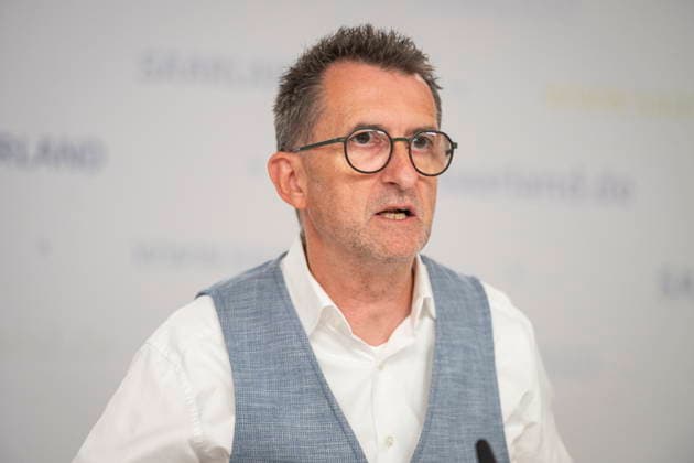 Der Saarländische Innenminister Reinhold Jost (SPD) spricht vor der Landespressekonferenz in Saarbrücken über Neuerungen im Polizeigesetz. Demnach will das Land Handyblitzer legalisieren und den Kampf gegen Drohnen authorisieren.