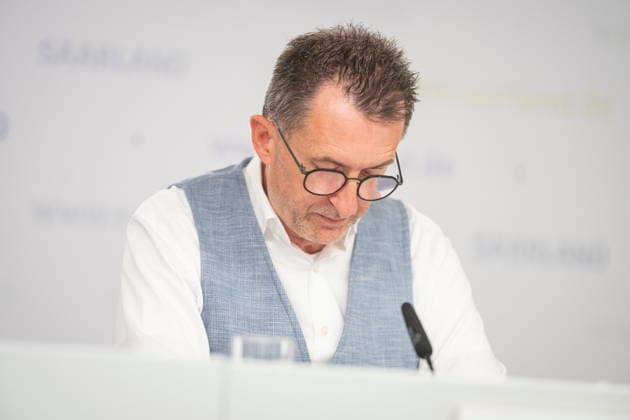 Der Saarländische Innenminister Reinhold Jost (SPD) spricht vor der Landespressekonferenz in Saarbrücken über Neuerungen im Polizeigesetz. Demnach will das Land Handyblitzer legalisieren und den Kampf gegen Drohnen authorisieren.