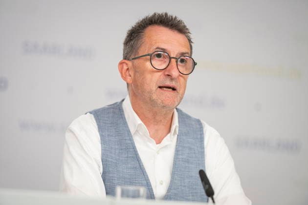 Der Saarländische Innenminister Reinhold Jost (SPD) spricht vor der Landespressekonferenz in Saarbrücken über Neuerungen im Polizeigesetz. Demnach will das Land Handyblitzer legalisieren und den Kampf gegen Drohnen authorisieren.