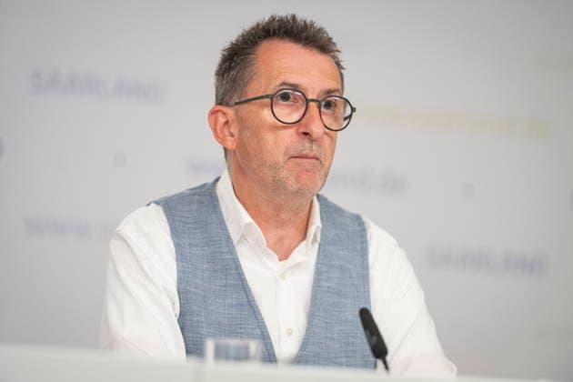 Der Saarländische Innenminister Reinhold Jost (SPD) spricht vor der Landespressekonferenz in Saarbrücken über Neuerungen im Polizeigesetz. Demnach will das Land Handyblitzer legalisieren und den Kampf gegen Drohnen authorisieren.