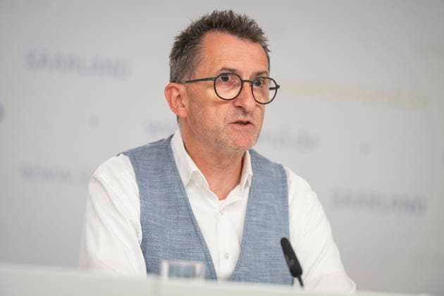 Der Saarländische Innenminister Reinhold Jost (SPD) spricht vor der Landespressekonferenz in Saarbrücken über Neuerungen im Polizeigesetz. Demnach will das Land Handyblitzer legalisieren und den Kampf gegen Drohnen authorisieren.