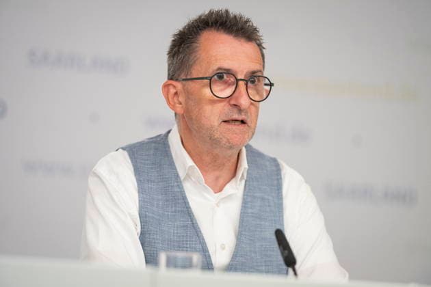 Der Saarländische Innenminister Reinhold Jost (SPD) spricht vor der Landespressekonferenz in Saarbrücken über Neuerungen im Polizeigesetz. Demnach will das Land Handyblitzer legalisieren und den Kampf gegen Drohnen authorisieren.