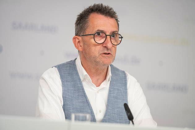 Der Saarländische Innenminister Reinhold Jost (SPD) spricht vor der Landespressekonferenz in Saarbrücken über Neuerungen im Polizeigesetz. Demnach will das Land Handyblitzer legalisieren und den Kampf gegen Drohnen authorisieren.