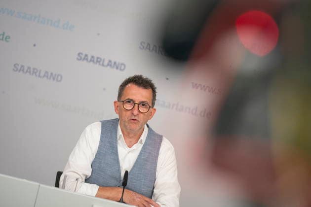 Der Saarländische Innenminister Reinhold Jost (SPD) spricht vor der Landespressekonferenz in Saarbrücken über Neuerungen im Polizeigesetz. Demnach will das Land Handyblitzer legalisieren und den Kampf gegen Drohnen authorisieren.