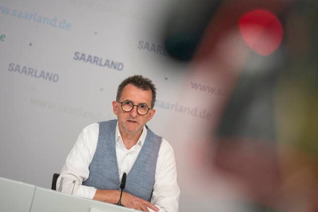 Der Saarländische Innenminister Reinhold Jost (SPD) spricht vor der Landespressekonferenz in Saarbrücken über Neuerungen im Polizeigesetz. Demnach will das Land Handyblitzer legalisieren und den Kampf gegen Drohnen authorisieren.