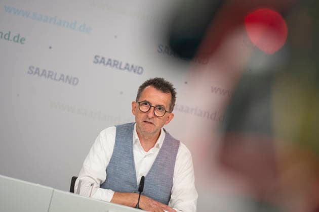 Der Saarländische Innenminister Reinhold Jost (SPD) spricht vor der Landespressekonferenz in Saarbrücken über Neuerungen im Polizeigesetz. Demnach will das Land Handyblitzer legalisieren und den Kampf gegen Drohnen authorisieren.