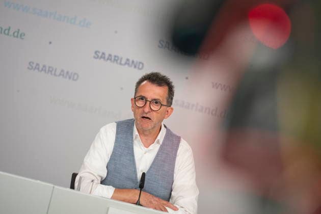 Der Saarländische Innenminister Reinhold Jost (SPD) spricht vor der Landespressekonferenz in Saarbrücken über Neuerungen im Polizeigesetz. Demnach will das Land Handyblitzer legalisieren und den Kampf gegen Drohnen authorisieren.