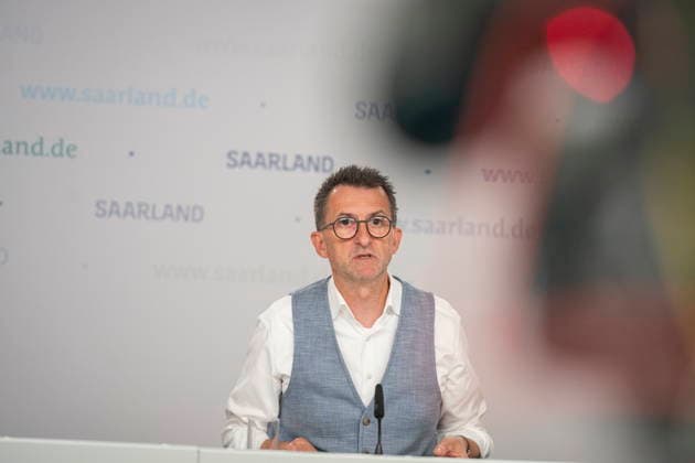 Der Saarländische Innenminister Reinhold Jost (SPD) spricht vor der Landespressekonferenz in Saarbrücken über Neuerungen im Polizeigesetz. Demnach will das Land Handyblitzer legalisieren und den Kampf gegen Drohnen authorisieren.