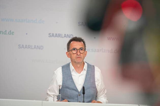 Der Saarländische Innenminister Reinhold Jost (SPD) spricht vor der Landespressekonferenz in Saarbrücken über Neuerungen im Polizeigesetz. Demnach will das Land Handyblitzer legalisieren und den Kampf gegen Drohnen authorisieren.