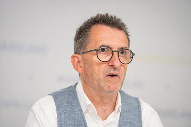 Der Saarländische Innenminister Reinhold Jost (SPD) spricht vor der Landespressekonferenz in Saarbrücken über Neuerungen im Polizeigesetz. Demnach will das Land Handyblitzer legalisieren und den Kampf gegen Drohnen authorisieren.