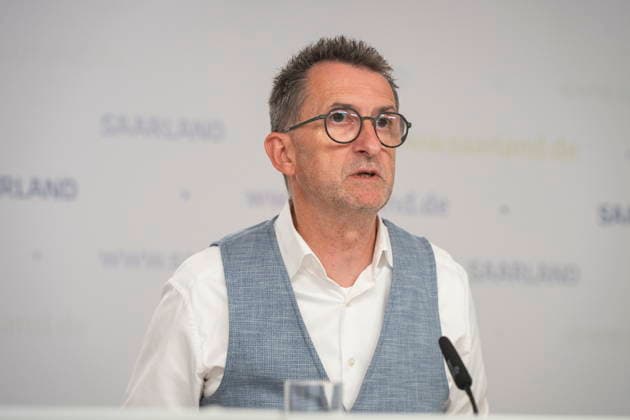 Der Saarländische Innenminister Reinhold Jost (SPD) spricht vor der Landespressekonferenz in Saarbrücken über Neuerungen im Polizeigesetz. Demnach will das Land Handyblitzer legalisieren und den Kampf gegen Drohnen authorisieren.