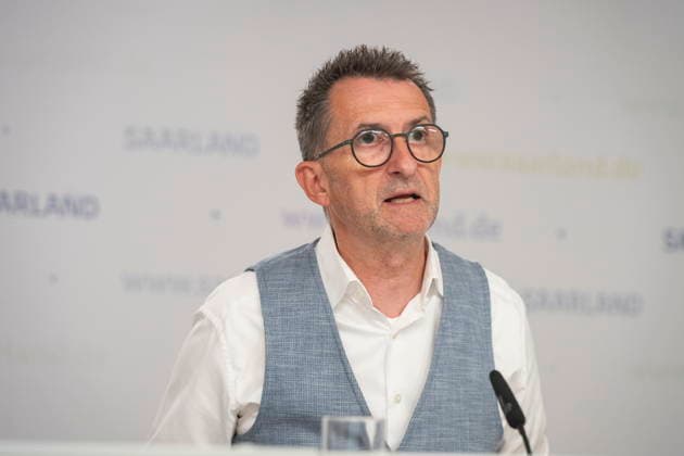 Der Saarländische Innenminister Reinhold Jost (SPD) spricht vor der Landespressekonferenz in Saarbrücken über Neuerungen im Polizeigesetz. Demnach will das Land Handyblitzer legalisieren und den Kampf gegen Drohnen authorisieren.
