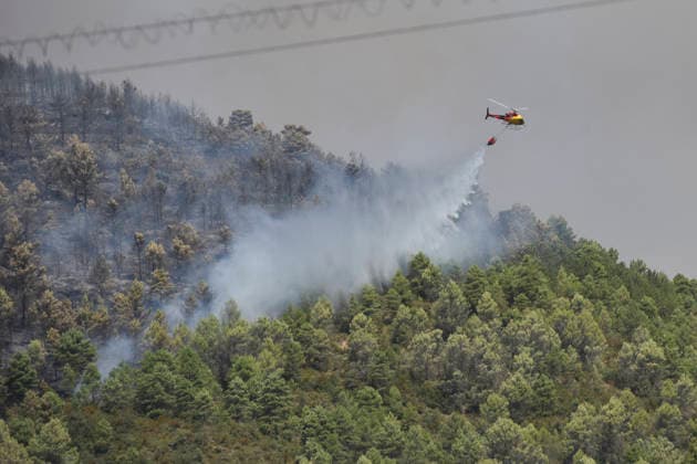 The wildfire in Las Penas de Riglos, Huesca, continues to spread, with 3,500 hectares burned and more than 500 people evacuated. A water-bombing helicopter is working to extinguish the wildfire in Las Penas de Riglos, on August 11, 2026, in Las Penas de Riglos, Hoya de Huesca, Huesca, Aragon, Spain. The wildfire that began on Monday, August 10, in the municipality of Las Penas de Riglos, Huesca, continues to spread on Tuesday, with some 3,500 hectares burned and a total of 156 people evacuated. This morning, the evacuation of Bailo, Alastuey, and Larués was ordered. AUGUST 11, 2026. Veró, Huesca, Aragon, Huesca, Aragon, Spain Copyright: xVeronicaxLacasax 7709868
