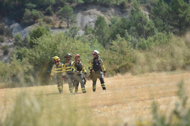 The wildfire in Las Penas de Riglos, Huesca, continues to spread, with 3,500 hectares burned and more than 500 people evacuated. Firefighters are working to extinguish the wildfire in Las Penas de Riglos, as of August 11, 2026, in Las Penas de Riglos, Hoya de Huesca, Huesca, Aragon, Spain. The wildfire that began on Monday, August 10, in the municipality of Las Penas de Riglos, Huesca, continues to spread on Tuesday, with some 3,500 hectares burned and a total of 156 people evacuated. This morning, the evacuation of Bailo, Alastuey, and Larués was ordered. AUGUST 11, 2026. Veró, Huesca, Aragon, Huesca, Aragon, Spain Copyright: xVeronicaxLacasax 7709874