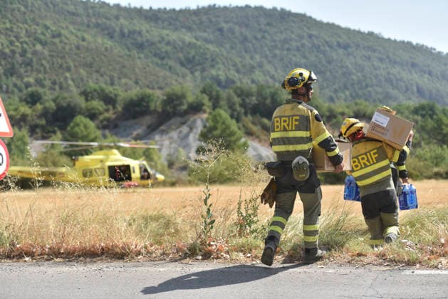 The wildfire in Las Penas de Riglos, Huesca, continues to spread, with 3,500 hectares burned and more than 500 people evacuated. Firefighters are working to extinguish the wildfire in Las Penas de Riglos, as of August 11, 2026, in Las Penas de Riglos, Hoya de Huesca, Huesca, Aragon, Spain. The wildfire that began on Monday, August 10, in the municipality of Las Penas de Riglos, Huesca, continues to spread on Tuesday, with some 3,500 hectares burned and a total of 156 people evacuated. This morning, the evacuation of Bailo, Alastuey, and Larués was ordered. AUGUST 11, 2026. Veró, Huesca, Aragon, Huesca, Aragon, Spain Copyright: xVeronicaxLacasax 7709879