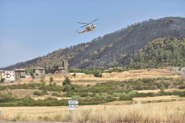 The wildfire in Las Penas de Riglos, Huesca, continues to spread, with 3,500 hectares burned and more than 500 people evacuated. A helicopter is transporting firefighters to assist in extinguishing the wildfire in Las Penas de Riglos, on August 11, 2026, in Las Penas de Riglos, Hoya de Huesca, Huesca, Aragon, Spain. The wildfire that began this Monday, August 10, in the municipality of Las Penas de Riglos, Huesca, continues to spread this Tuesday, with some 3,500 hectares burned and a total of 156 people evacuated. This morning, the evacuation of Bailo, Alastuey, and Larués was ordered. AUGUST 11, 2026. Veró, Huesca, Aragon, Huesca, Aragon, Spain Copyright: xVeronicaxLacasax 7709882