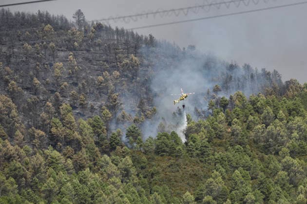The wildfire in Las Penas de Riglos, Huesca, continues to spread, with 3,500 hectares burned and more than 500 people evacuated. A water-bombing helicopter is working to extinguish the wildfire in Las Penas de Riglos, on August 11, 2026, in Las Penas de Riglos, Hoya de Huesca, Huesca, Aragon, Spain. The wildfire that began on Monday, August 10, in the municipality of Las Penas de Riglos, Huesca, continues to spread on Tuesday, with some 3,500 hectares burned and a total of 156 people evacuated. This morning, the evacuation of Bailo, Alastuey, and Larués was ordered. AUGUST 11, 2026. Veró, Huesca, Aragon, Huesca, Aragon, Spain Copyright: xVeronicaxLacasax 7709866