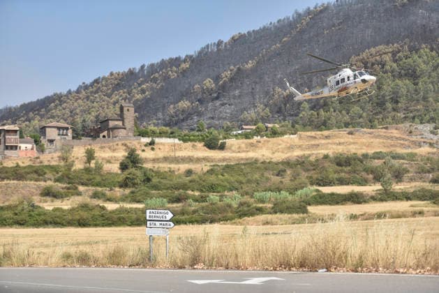 The wildfire in Las Penas de Riglos, Huesca, continues to spread, with 3,500 hectares burned and more than 500 people evacuated. A helicopter is transporting firefighters to assist in extinguishing the wildfire in Las Penas de Riglos, on August 11, 2026, in Las Penas de Riglos, Hoya de Huesca, Huesca, Aragon, Spain. The wildfire that began on Monday, August 10, in the municipality of Las Penas de Riglos, Huesca, continues to spread on Tuesday, with some 3,500 hectares burned and a total of 156 people evacuated. This morning, the evacuation of Bailo, Alastuey, and Larués was ordered. AUGUST 11, 2026. Veró, Huesca, Aragon, Huesca, Aragon, Spain Copyright: xVeronicaxLacasax 7709883