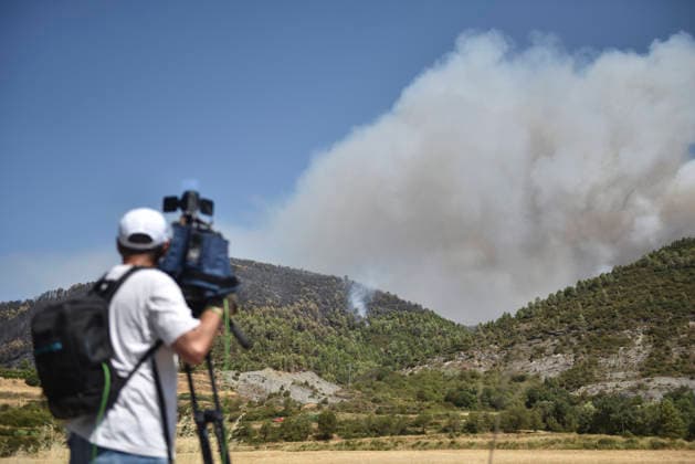 The wildfire in Las Penas de Riglos, Huesca, continues to spread, with 3,500 hectares burned and more than 500 people evacuated. View of the wildfire in Las Penas de Riglos on August 11, 2026, in Las Penas de Riglos, Hoya de Huesca, Huesca, Aragon, Spain. The wildfire that began on Monday, August 10, in the municipality of Las Penas de Riglos, Huesca, continues to spread on Tuesday, with some 3,500 hectares burned and a total of 156 people evacuated. This morning, the evacuation of Bailo, Alastuey, and Larués was ordered. AUGUST 11, 2026. Veró, Huesca, Aragon, Huesca, Aragon, Spain Copyright: xVeronicaxLacasax 7709890