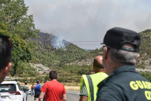 The wildfire in Las Penas de Riglos, Huesca, continues to spread, with 3,500 hectares burned and more than 500 people evacuated. View of the wildfire in Las Penas de Riglos on August 11, 2026, in Las Penas de Riglos, Hoya de Huesca, Huesca, Aragon, Spain. The wildfire that began on Monday, August 10, in the municipality of Las Penas de Riglos, Huesca, continues to spread on Tuesday, with some 3,500 hectares burned and a total of 156 people evacuated. This morning, the evacuation of Bailo, Alastuey, and Larués was ordered. AUGUST 11, 2026. Veró, Huesca, Aragon, Huesca, Aragon, Spain Copyright: xVeronicaxLacasax 7709894