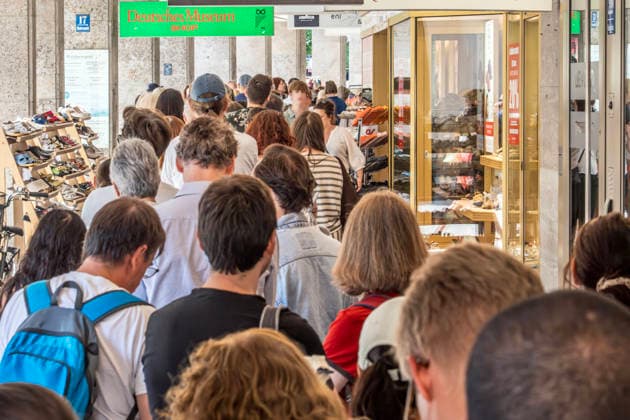 Schlange stehen für die letzten SoFi-Brillen, großer Andrang beim Deutschen Museum Shop am Rindermarkt, als sich rumspricht, daß es eine Sonderlieferung gegeben hatte, München, 11. August 2026 Deutschland, München, 11. August 2026, Schlange stehen für die letzten SoFi-Brillen, großer Andrang beim Deutschen Museum Shop am Rindermarkt, als sich am Dienstagmittag rumspricht, daß es eine Sonderlieferung gegeben hatte, fast überall sind die Schutzbrillen ausverkauft, hohe Nachfrage, partielle Sonnenfinsternis am 12. August abends in München, als Augenschutz braucht man eine spezielle Sonnenfinsternisbrille mit CE-Kennzeichnung, sonst besteht Gefahr für die Netzhaut, es drohen Netzhautschäden, Sommer, Bayern, bayerisch,