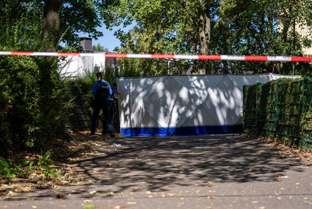Mann in Frankfurt tödlich verletzt Polizei fahndet nach Tatverdächtigem Am Mittag des 11. August 2026 wurde in Frankfurt am Main eine schwer verletzte Person aufgefunden. Diese verstarb noch am Tatort. Die Polizei fahndet nach dem Täter, auch ein Hubschrauber ist im Einsatz. Der Täter ist flüchtig und möglicherweise bewaffnet. Frankfurt am Main Nied Hessen Deutschland